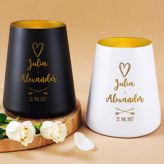Zwei personalisierte Windlichter zur Hochzeit in Schwarz und Weiß mit Namen Julia und Alexander, Herzmotiv, Pfeilen und Datum