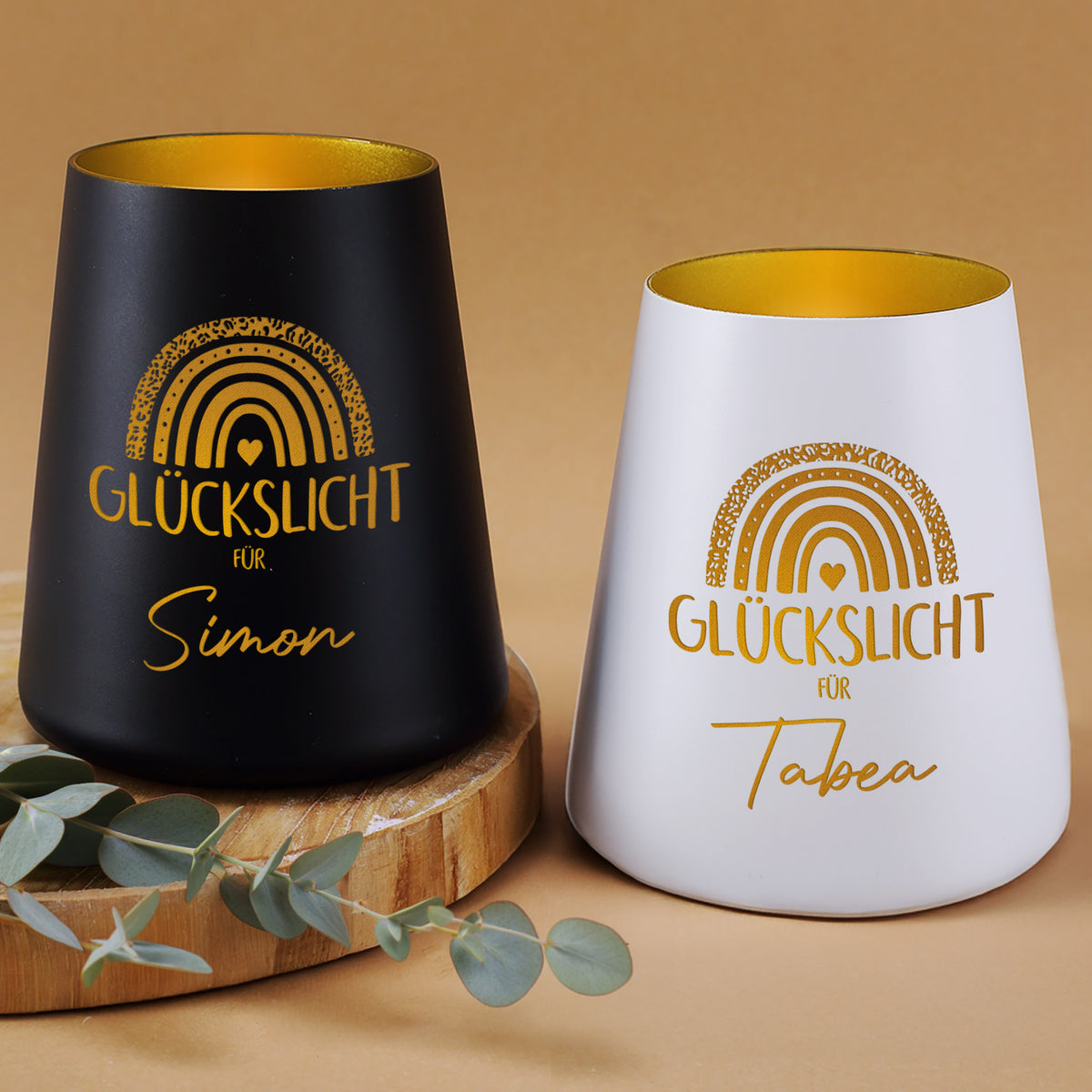 Personalisiertes Glückslicht Windlicht in Schwarz und Weiß mit Regenbogen-Motiv und Namen Simon und Tabea
