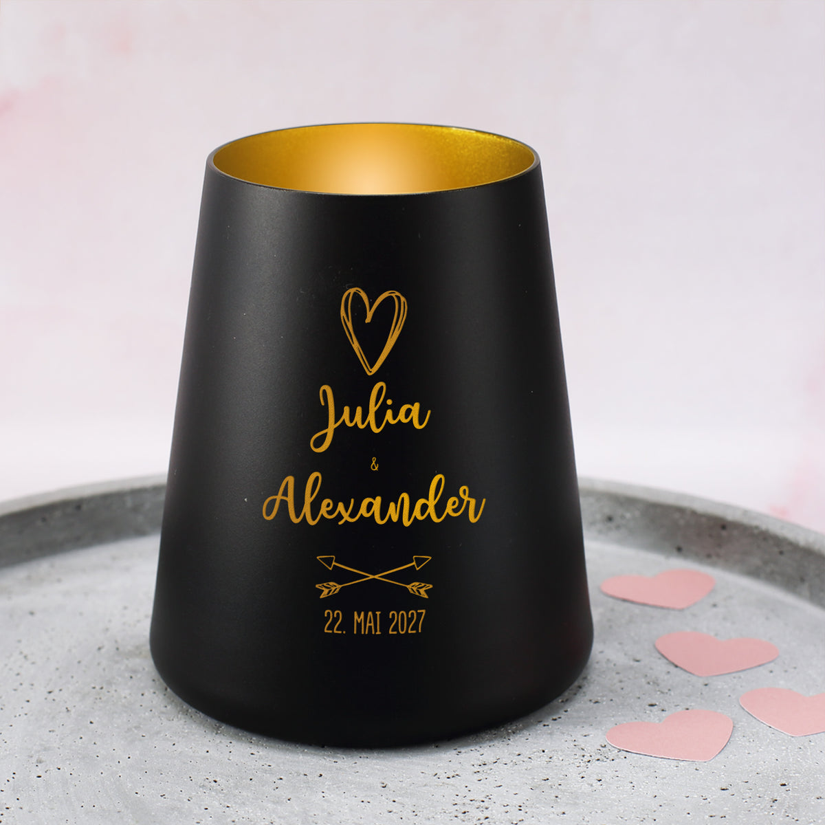 Schwarzes Windlicht zur Hochzeit mit goldfarbener Gravur, Herzmotiv, Namen Julia und Alexander sowie Hochzeitsdatum