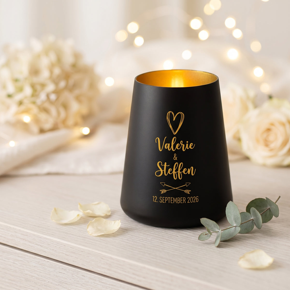 Schwarzes Windlicht als Hochzeitsgeschenk mit Namen Valerie und Steffen, Herzmotiv, Pfeilen und Hochzeitsdatum
