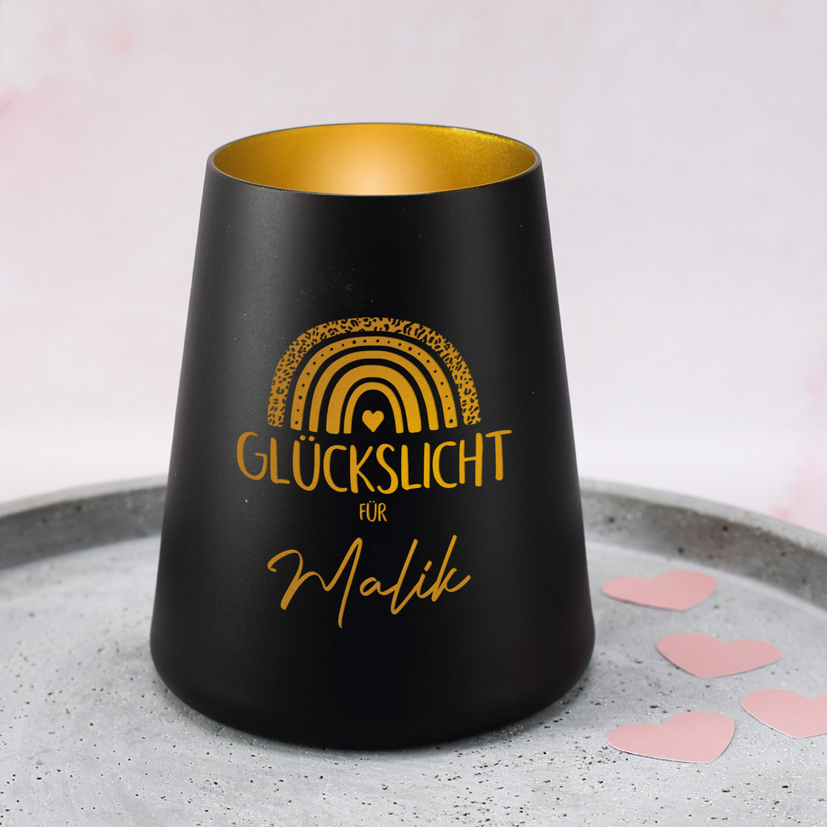 Schwarzes personalisiertes Glückslicht mit Regenbogen, Herz und Name Malik auf dekorativem Tablett