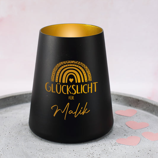 Schwarzes personalisiertes Glückslicht mit Regenbogen, Herz und Name Malik auf dekorativem Tablett