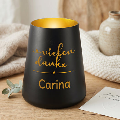 Schwarzes Windlicht mit vielen Dank Gravur, Name Carina und goldfarbener Innenseite auf Holzdeko