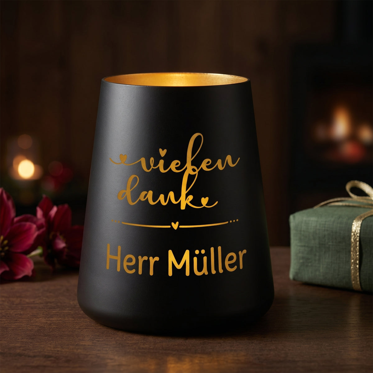Schwarzes personalisiertes Windlicht mit vielen Dank Motiv, Name Herr Müller und warmer Lichtstimmung