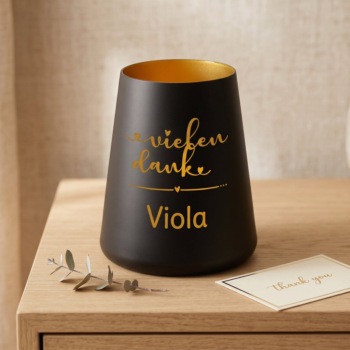 Schwarzes Dankeschön Windlicht mit Name Viola, goldfarbener Innenseite und dekorativer Karte