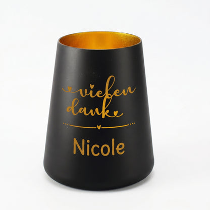 Schwarzes Windlicht mit vielen Dank Motiv und Name Nicole vor weißem Hintergrund