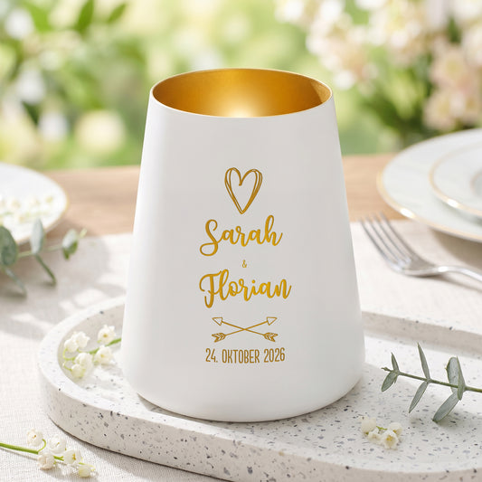 Weißes personalisiertes Windlicht zur Hochzeit mit Herzmotiv, Namen Sarah und Florian, Pfeilen und Datum