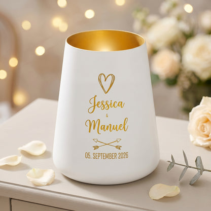 Weißes Dekolicht zur Hochzeit mit Namen Jessica und Manuel, Herzmotiv, gekreuzten Pfeilen und Datum