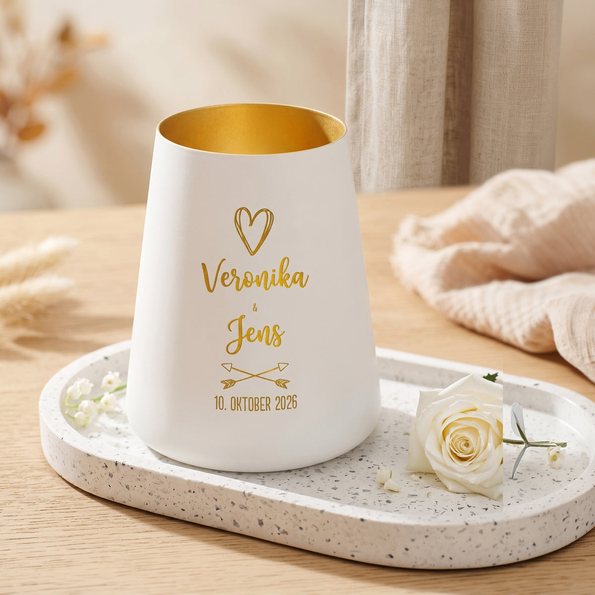 Weißes Windlicht als Hochzeitsgeschenk mit Namen Veronika und Jens, goldfarbener Innenseite und romantischem Motiv