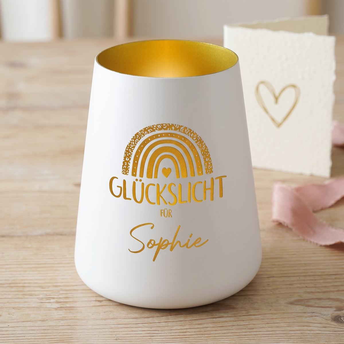 Weißes personalisiertes Windlicht Glückslicht für Sophie mit Regenbogen und Herz auf Holzuntergrund
