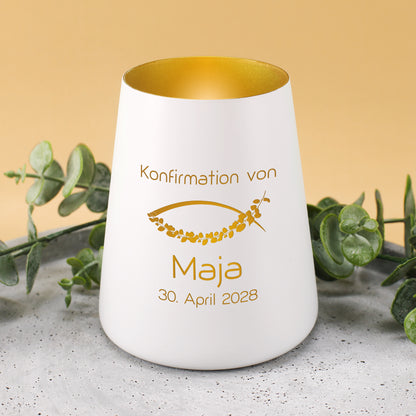 Weißes Windlicht zur Konfirmation mit goldfarbenem Ichthys-Fischmotiv, Name Maja und Datum, dekoriert mit Eukalyptus