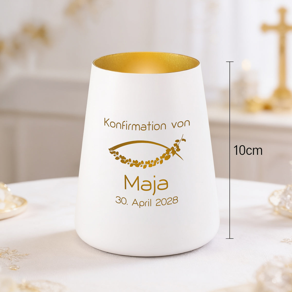 Personalisiertes Windlicht zur Konfirmation mit Name Maja, Datum und Maßangabe 10 cm Höhe