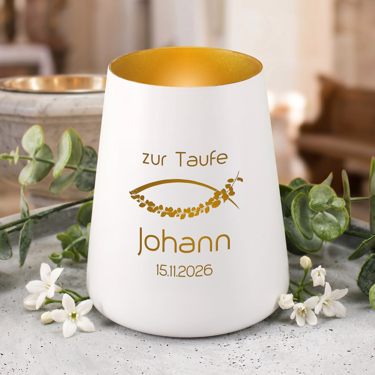 Personalisiertes Windlicht zur Taufe mit Name Johann, Datum und christlichem Ichthys-Fischmotiv in Gold