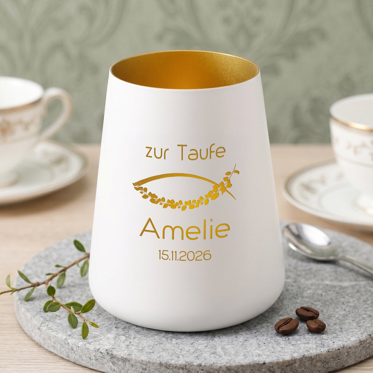 Weißes Windlicht zur Taufe mit Name Amelie, Datum und goldfarbenem Fischmotiv auf dekorativer Steinplatte