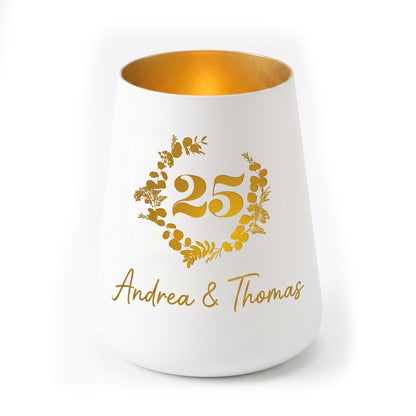 Personalisiertes weißes Windlicht zur Silberhochzeit mit goldener 25, floralem Kranz und Namen Andrea & Thomas