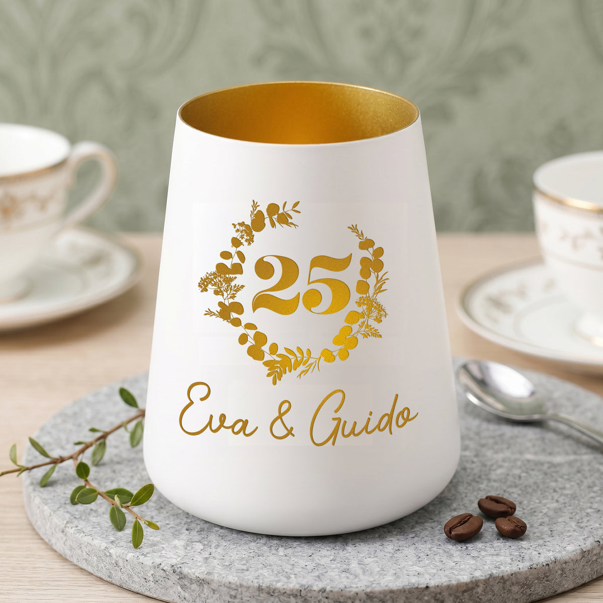 Windlicht zur Silberhochzeit mit goldener Innenseite, Zahl 25, Blumenkranz und Namen Eva & Guido