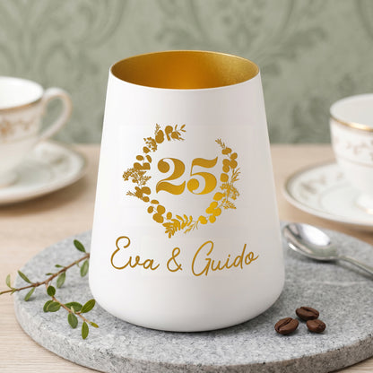 Windlicht zur Silberhochzeit mit goldener Innenseite, Zahl 25, Blumenkranz und Namen Eva & Guido