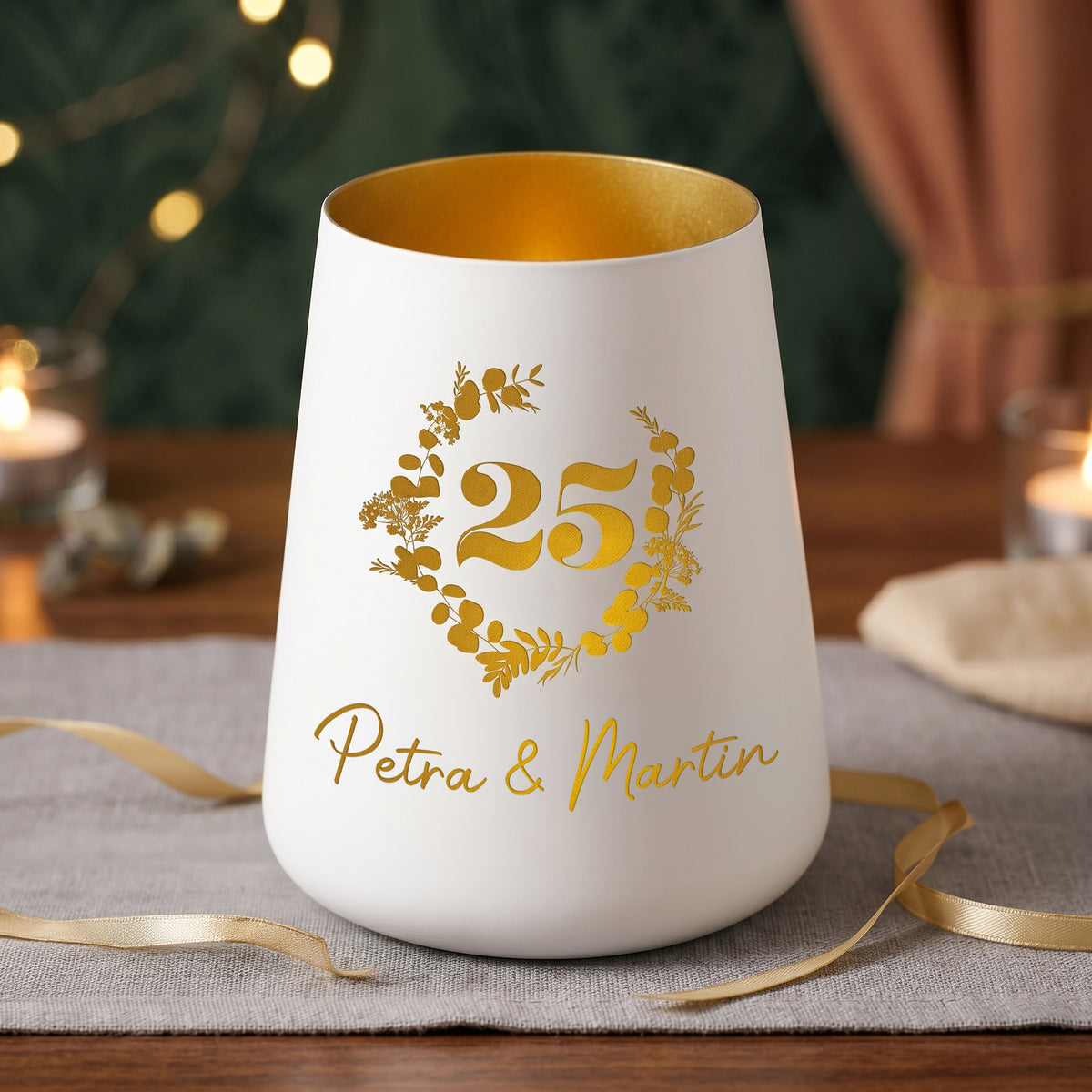 Dekoratives Windlicht zum 25. Hochzeitstag mit floralem Kranz, Zahl 25 und Namen Petra & Martin