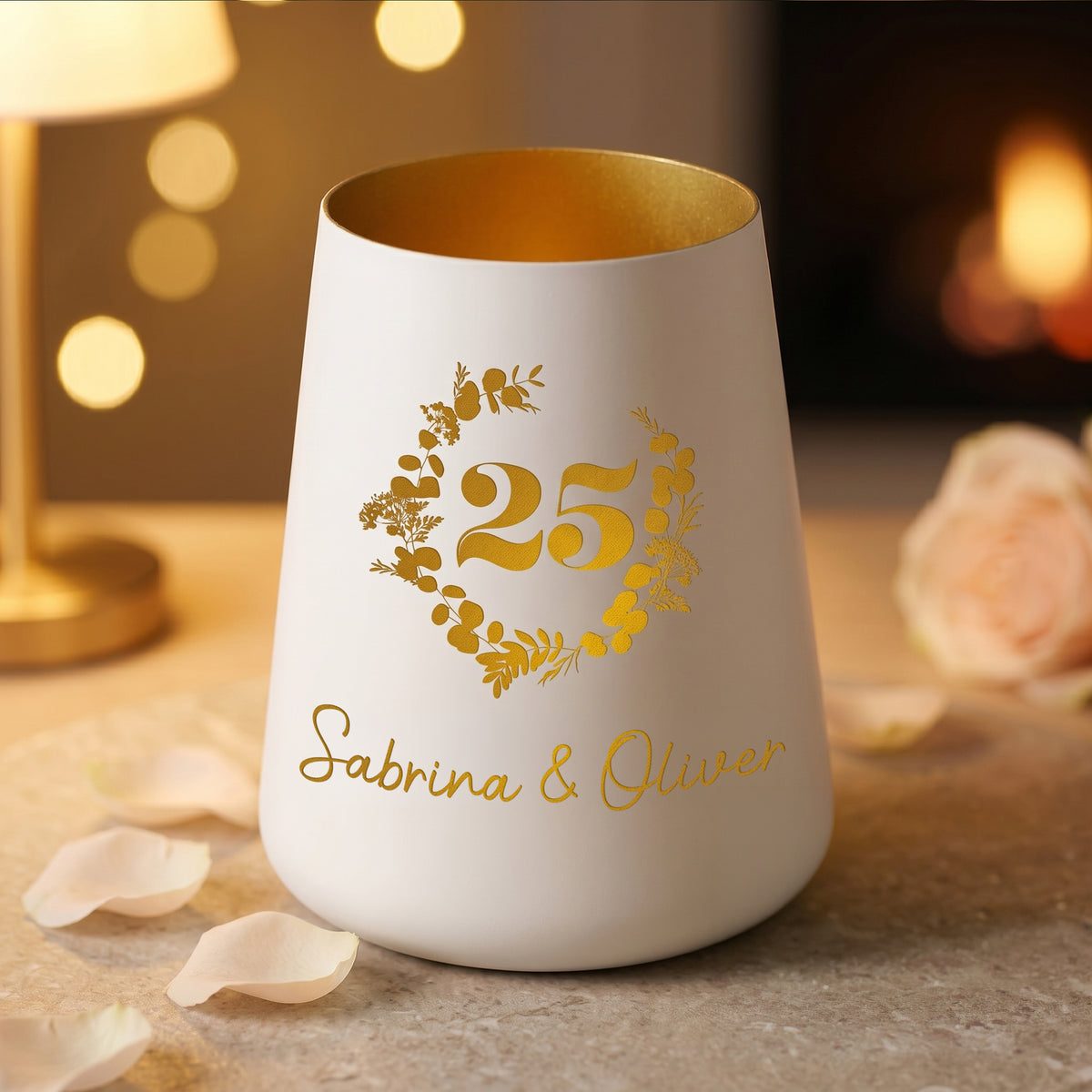 Stimmungsvolles Windlicht zur Silberhochzeit mit warmer Lichtwirkung, goldener 25 und Namen Sabrina & Oliver