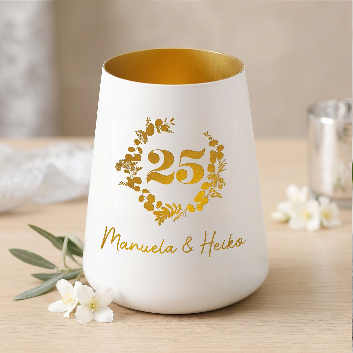 Weißes Windlicht zur Silberhochzeit mit goldener Innenseite, floralem Jubiläumsmotiv und Namen Manuela & Heiko