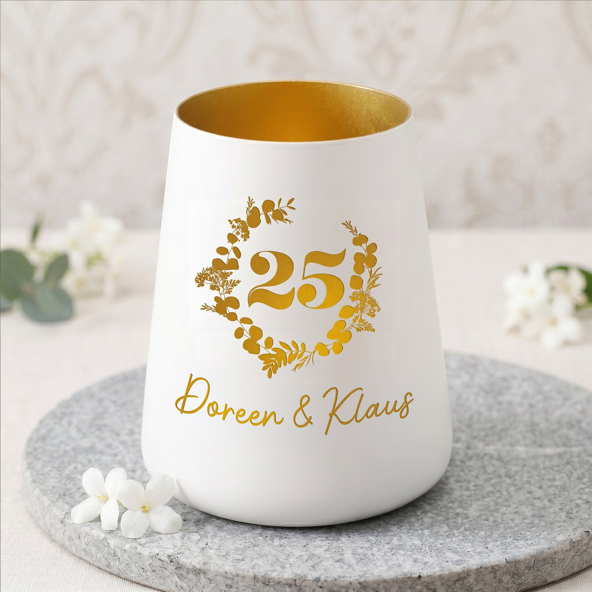 Personalisiertes Dekolicht zur Silberhochzeit mit Zahl 25, Blumenkranz und Namen Doreen & Klaus auf Steinplatte