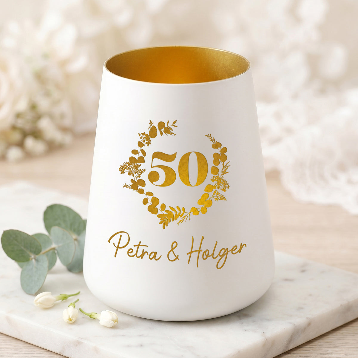 Personalisiertes Windlicht zum 50. Hochzeitstag mit Gravur, goldener Innenseite und Namen Petra und Holger