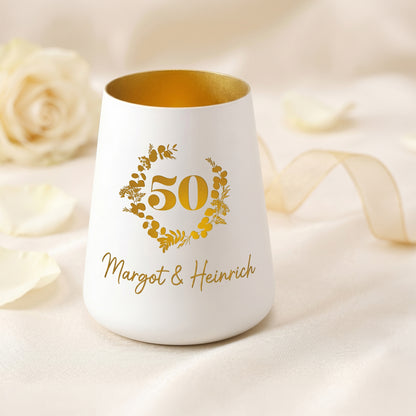 Windlicht zur Goldhochzeit mit floraler 50 im Kranz und Namen Margot und Heinrich auf heller Dekoration