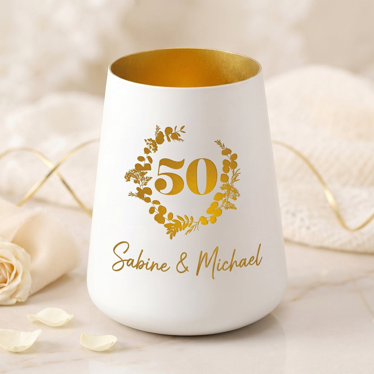 Weißes Dekolicht zur Goldenen Hochzeit mit Gravur, Namen Sabine und Michael sowie goldener Innenseite