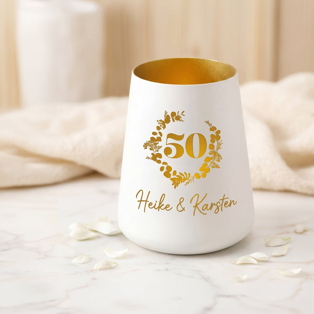 Personalisiertes Windlicht mit 50er Kranzmotiv und Namen Heike und Karsten als Geschenk zur Goldhochzeit