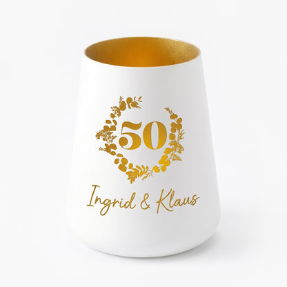 Weißes Windlicht mit goldener Innenseite, 50er Motiv und Namen Ingrid und Klaus auf weißem Hintergrund