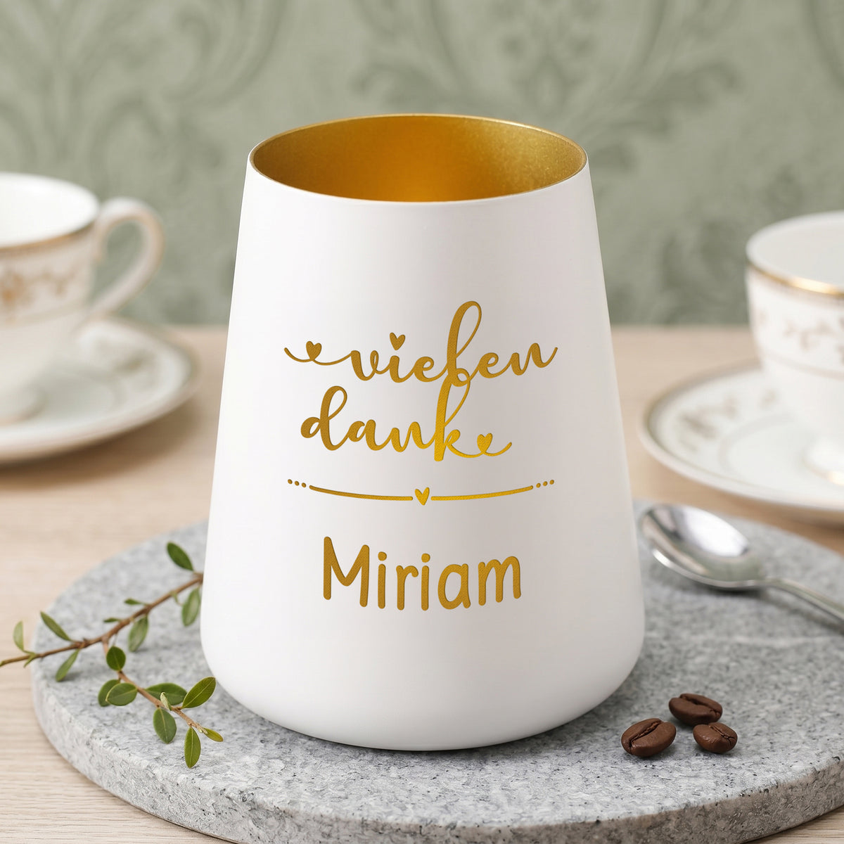 Weißes Windlicht mit vielen Dank Gravur, Name Miriam, goldener Innenseite und Kaffeebohnen-Deko
