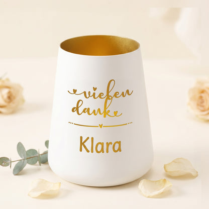 Personalisiertes weißes Windlicht mit vielen Dank Motiv, Name Klara und zarten Blütenblättern