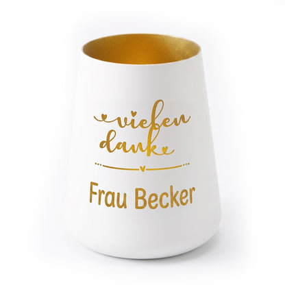 Weißes Windlicht mit vielen Dank Motiv und Wunschname Frau Becker vor weißem Hintergrund