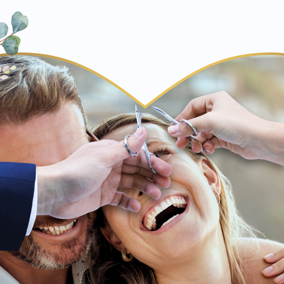 Nahaufnahme vom Ausschneiden des Herzfotos auf einem personalisierten Hochzeitsbanner