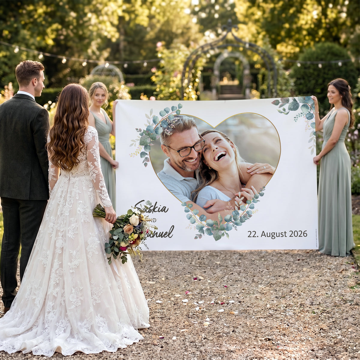 Personalisiertes Hochzeitsbanner mit Foto von Saskia und Manuel sowie Datum 22. August 2026 bei einer Gartenhochzeit