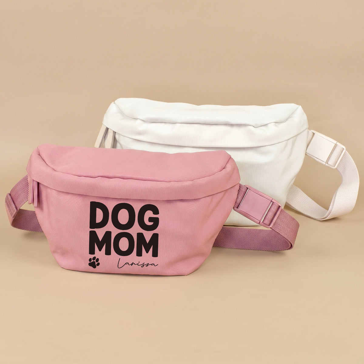 Personalisierte Dog Mom Bauchtasche in Rosa mit Name Larissa, daneben beige Variante auf beigem Hintergrund