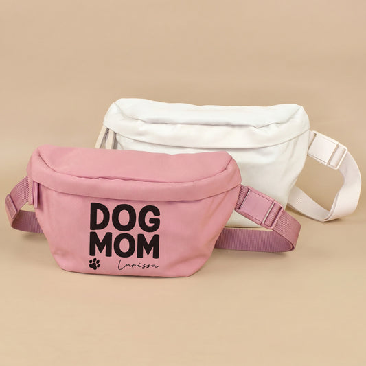 Personalisierte Dog Mom Bauchtasche in Rosa mit Name Larissa, daneben beige Variante auf beigem Hintergrund