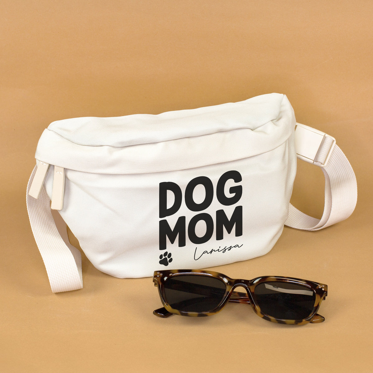 Beige Dog Mom Bauchtasche mit Name Larissa, verstellbarem Gurt und Sonnenbrille davor