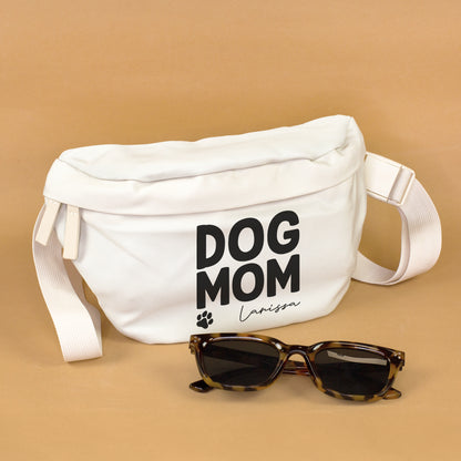 Beige Dog Mom Bauchtasche mit Name Larissa, verstellbarem Gurt und Sonnenbrille davor