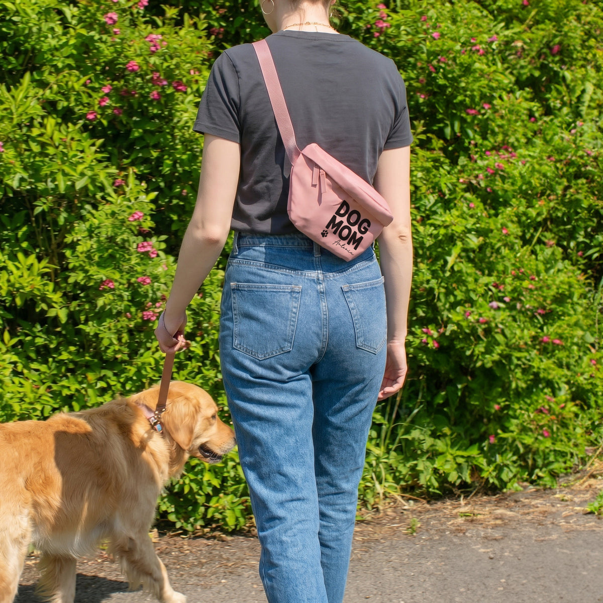 Rosa Dog Mom Bauchtasche mit Name Anastasia, getragen beim Gassi gehen mit Hund