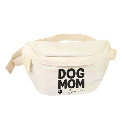 Beige Dog Mom Bauchtasche mit Name Carina und Pfotenmotiv vor weißem Hintergrund