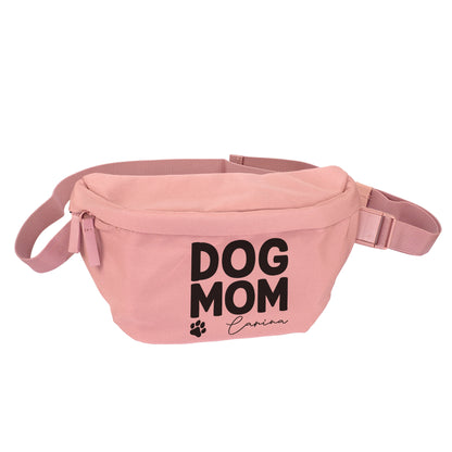 Rosa Dog Mom Bauchtasche mit Name Carina und Dog Mom Aufdruck vor weißem Hintergrund