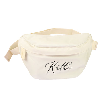 Cremefarbene personalisierte Bauchtasche mit Name Kathi auf weißem Hintergrund