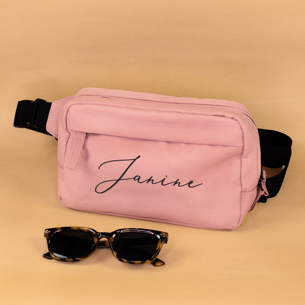 Altrosa Bauchtasche mit Name Janine und Sonnenbrille, personalisierte Gürteltasche für Frauen