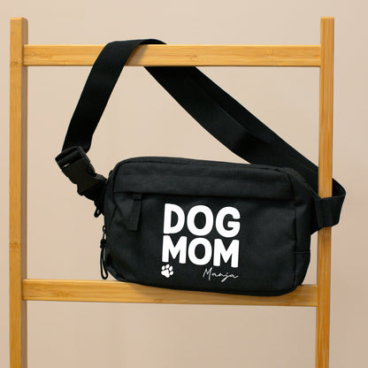 Schwarze Dog Mom Bauchtasche mit Name Manja auf Bambusständer