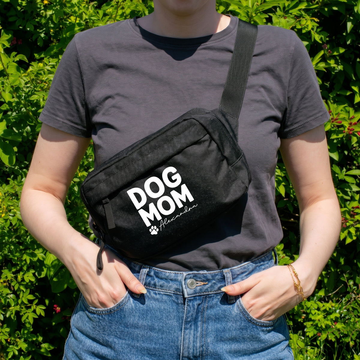Schwarze Dog Mom Gürteltasche mit Name Alexandra als Crossbody Bag getragen