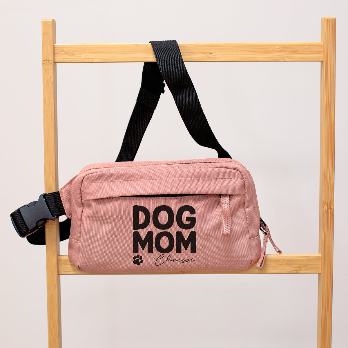 Altrosa Dog Mom Bauchtasche mit Name Chrissi auf Bambusständer