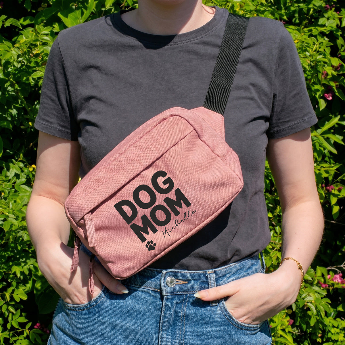 Rosa Dog Mom Bauchtasche mit Name Michelle und Reißverschluss getragen von einer Frau