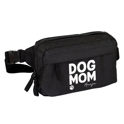 Schwarze Dog Mom Bauchtasche mit Name Manja und verstellbarem Gurt freigestellt