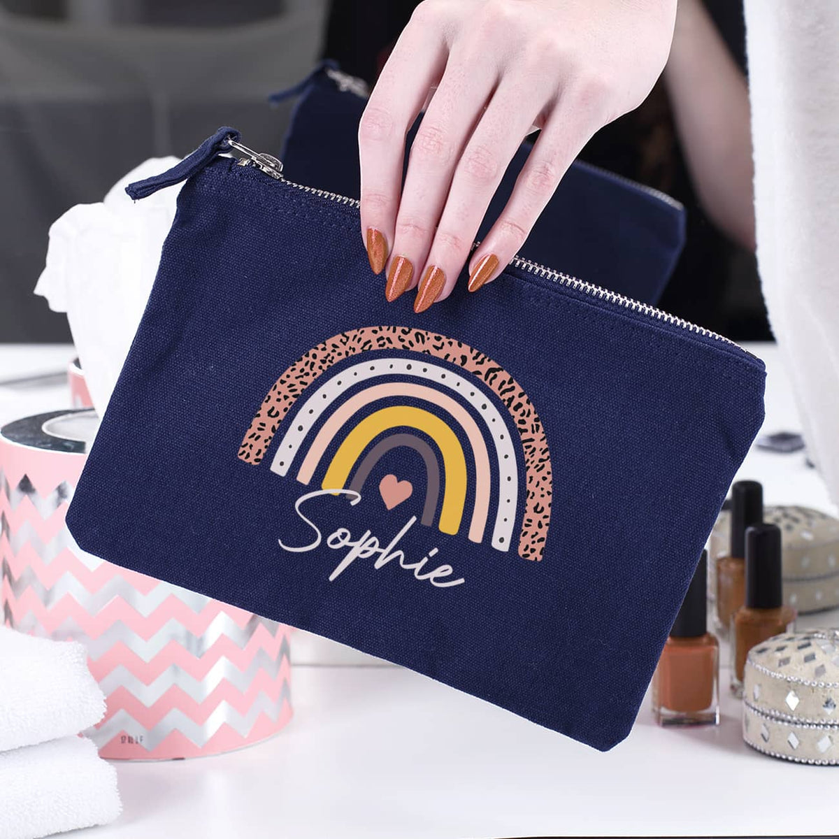 dunkelblaues Beautycase mit Regenbogen-Motiv und Name